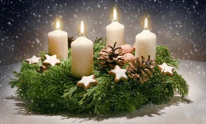 Adventskranz mit vier weißen Kerzen